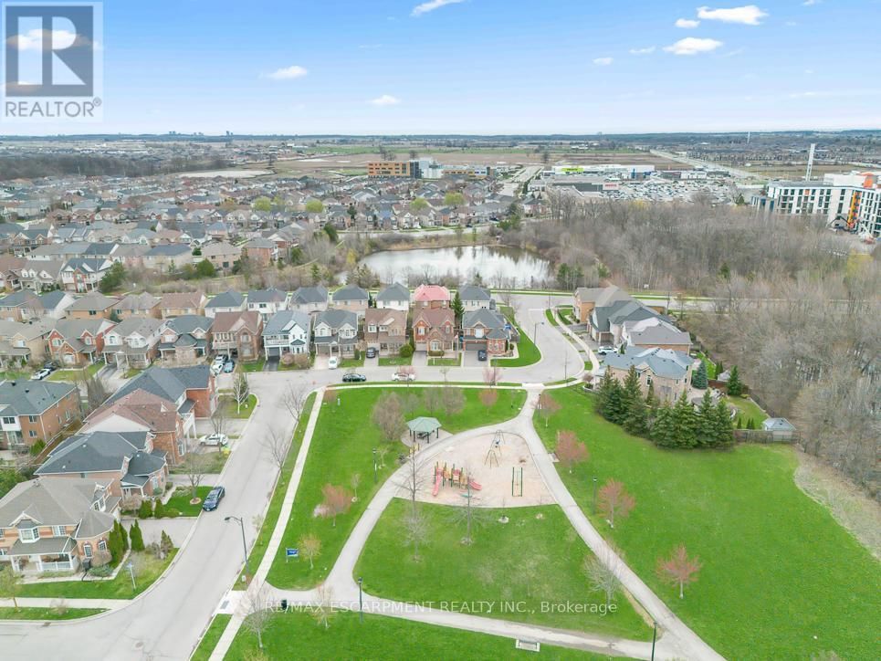 1211 BARR CRESCENT Image 48