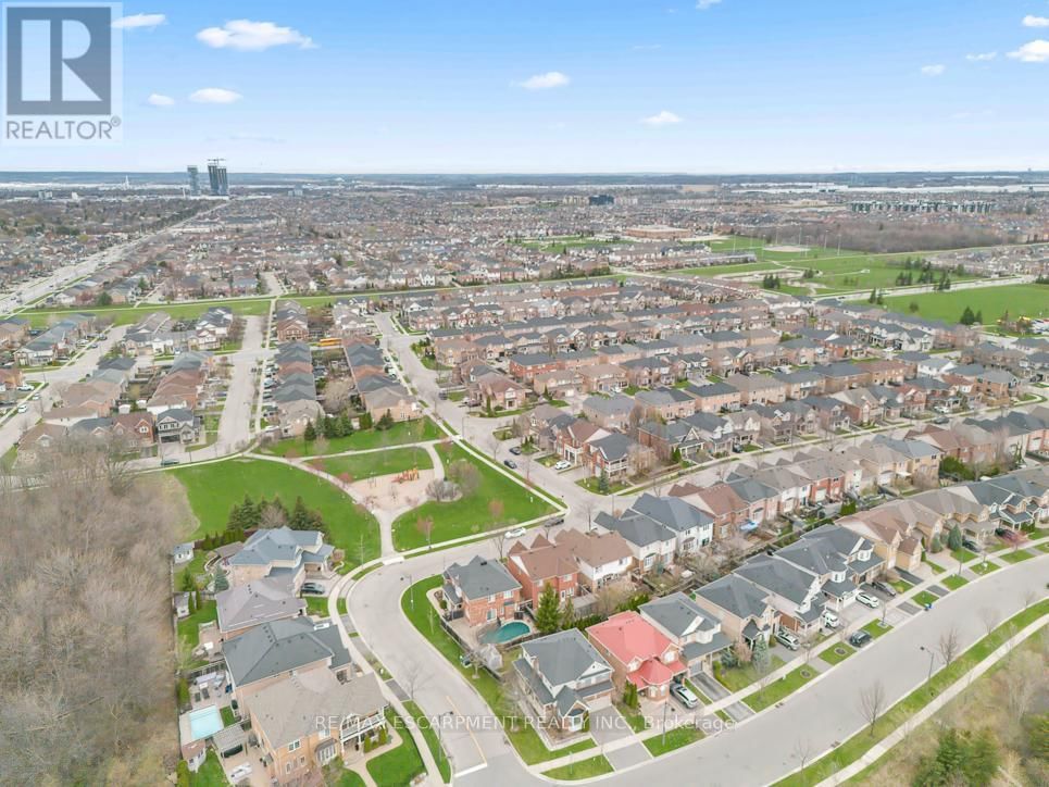 1211 BARR CRESCENT Image 49