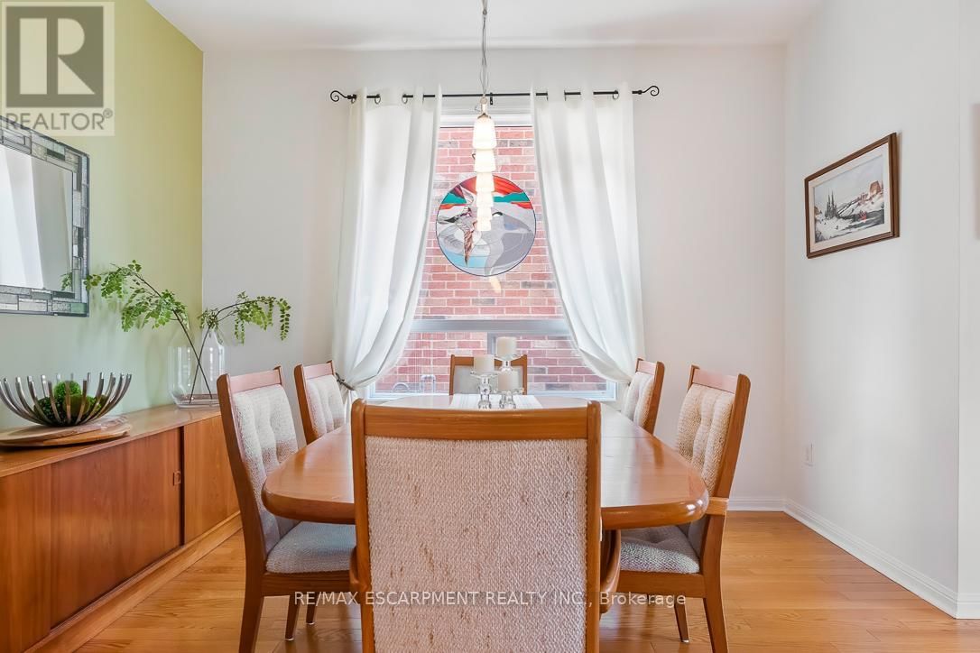 1211 BARR CRESCENT Image 9