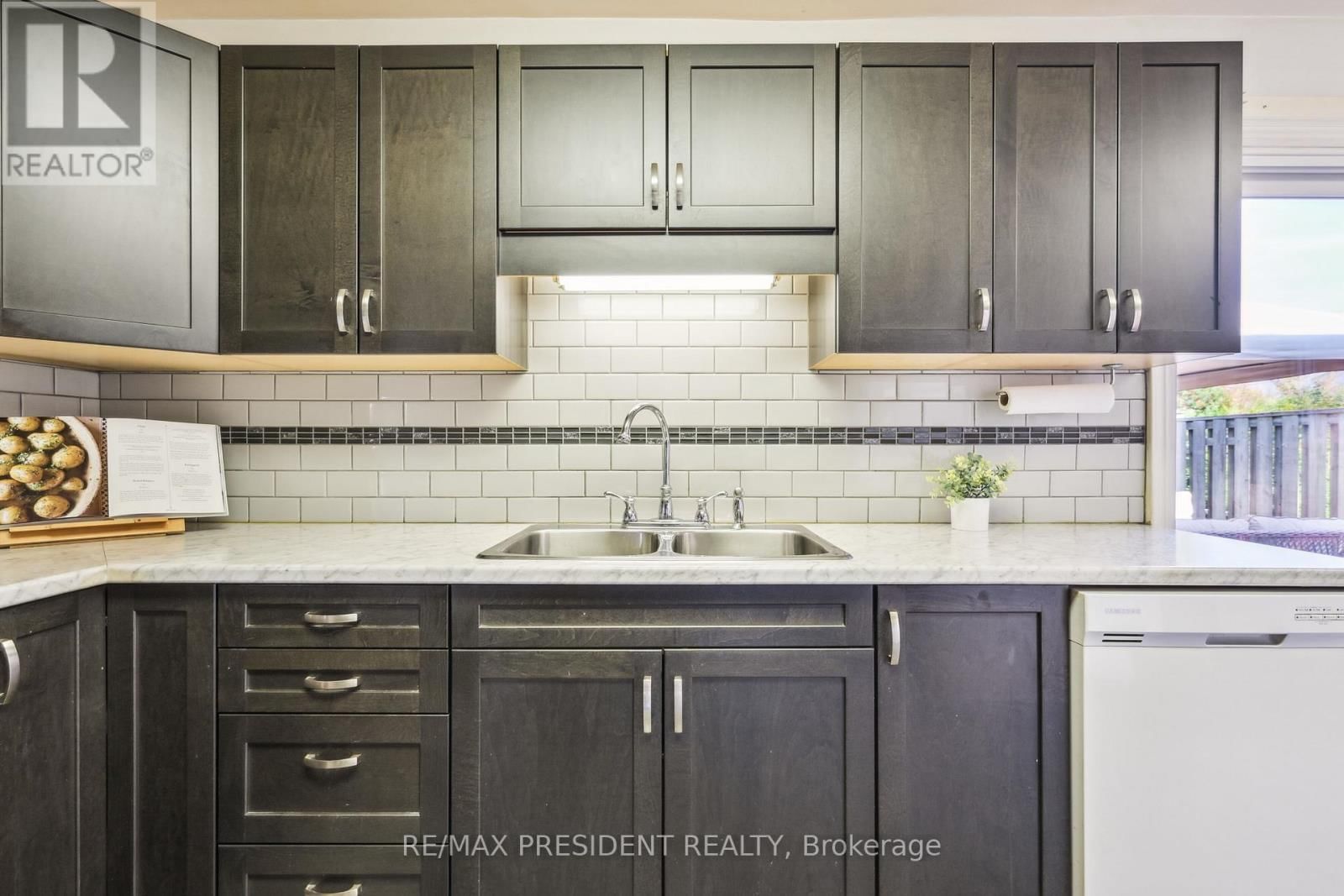 384 CENTRE STREET NORTH Image 13