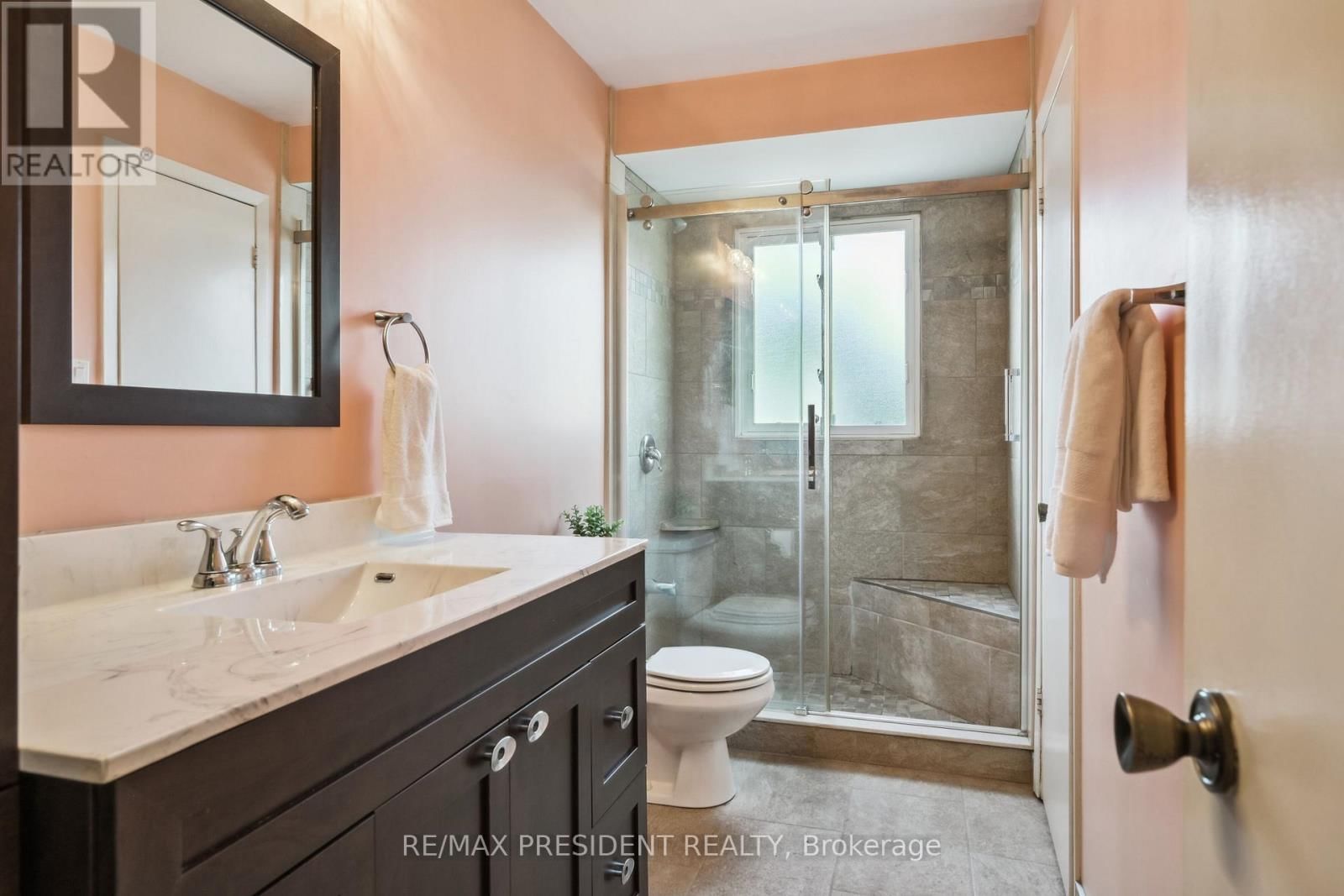 384 CENTRE STREET NORTH Image 19