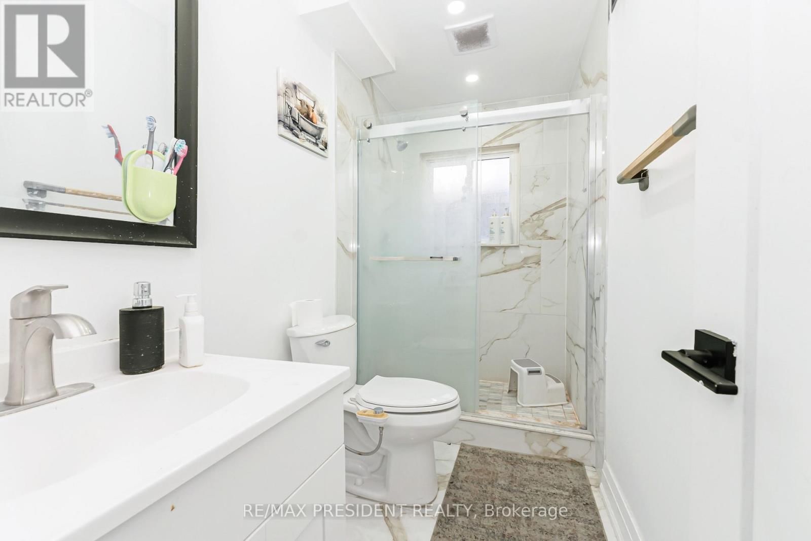 384 CENTRE STREET NORTH Image 21