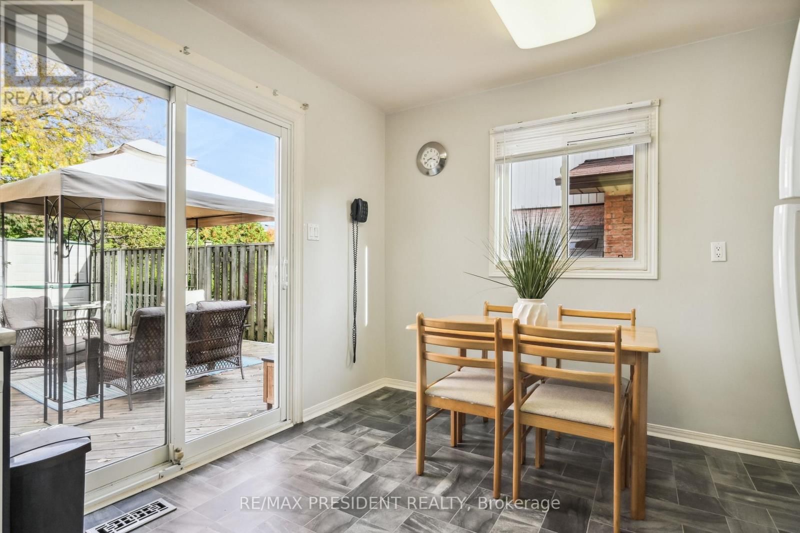 384 CENTRE STREET NORTH Image 22