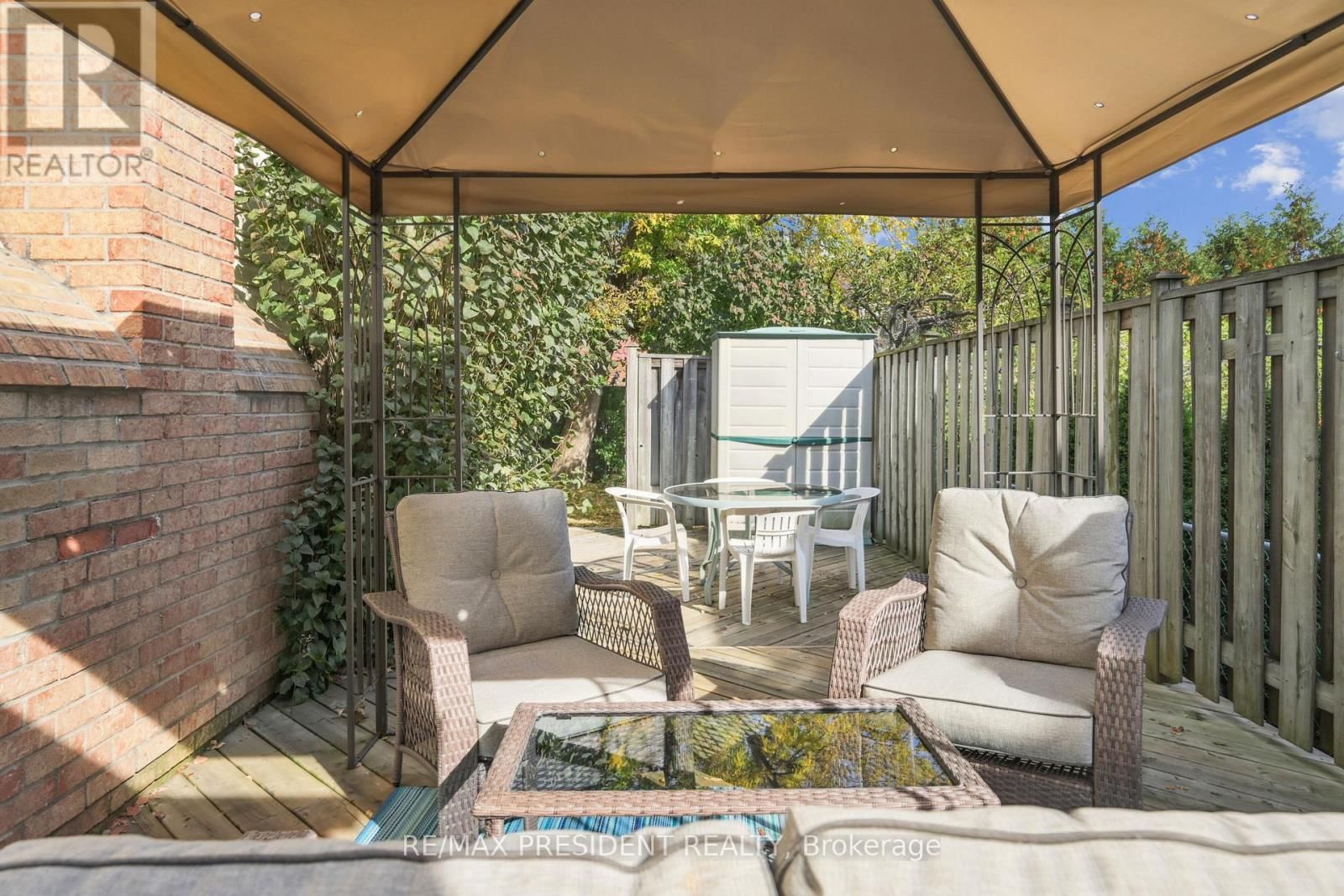 384 CENTRE STREET NORTH Image 25