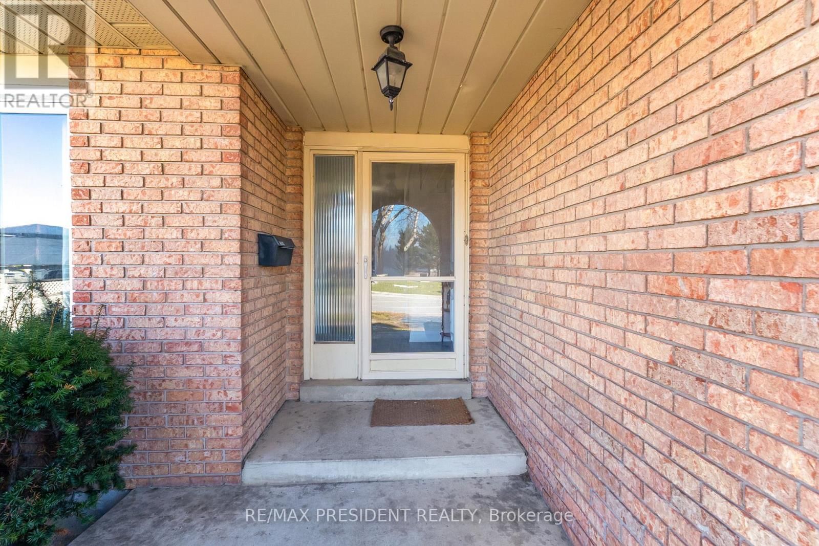 384 CENTRE STREET NORTH Image 4