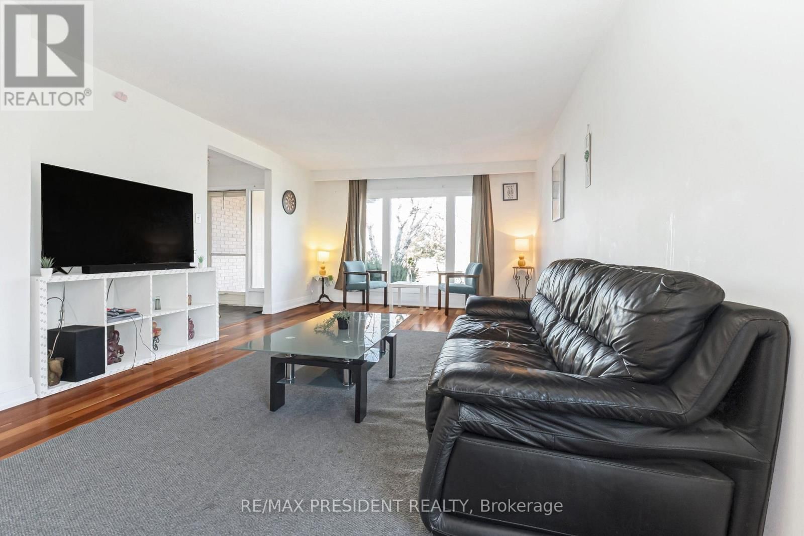 384 CENTRE STREET NORTH Image 6