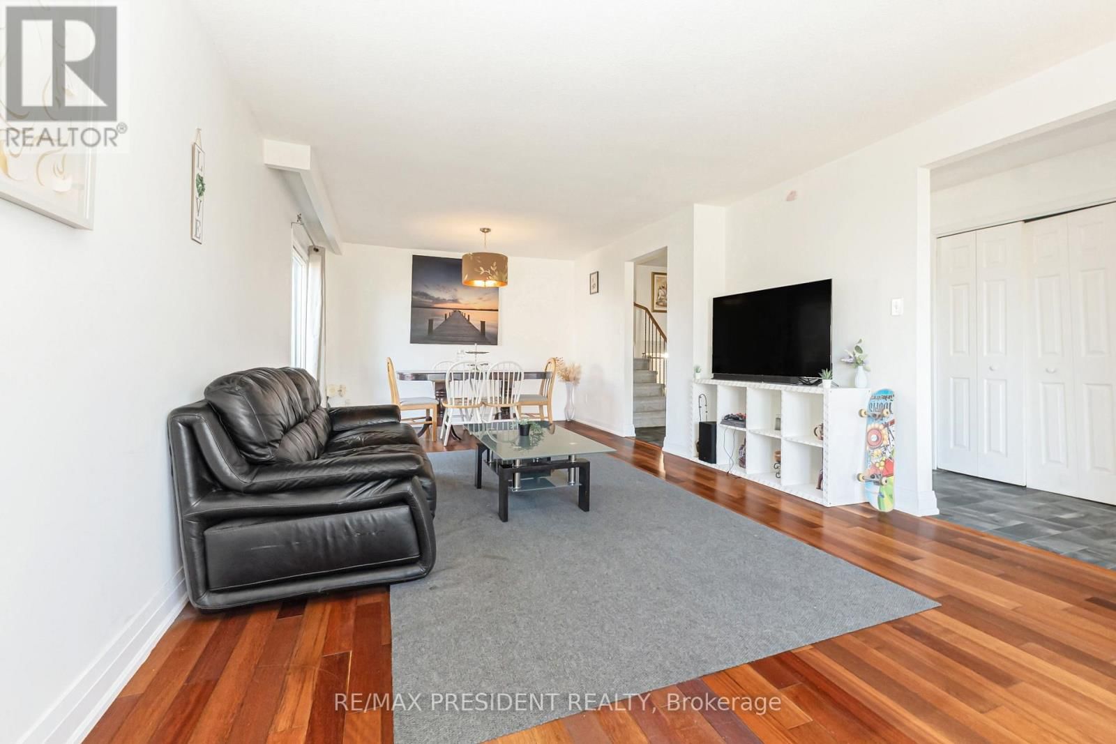 384 CENTRE STREET NORTH Image 7