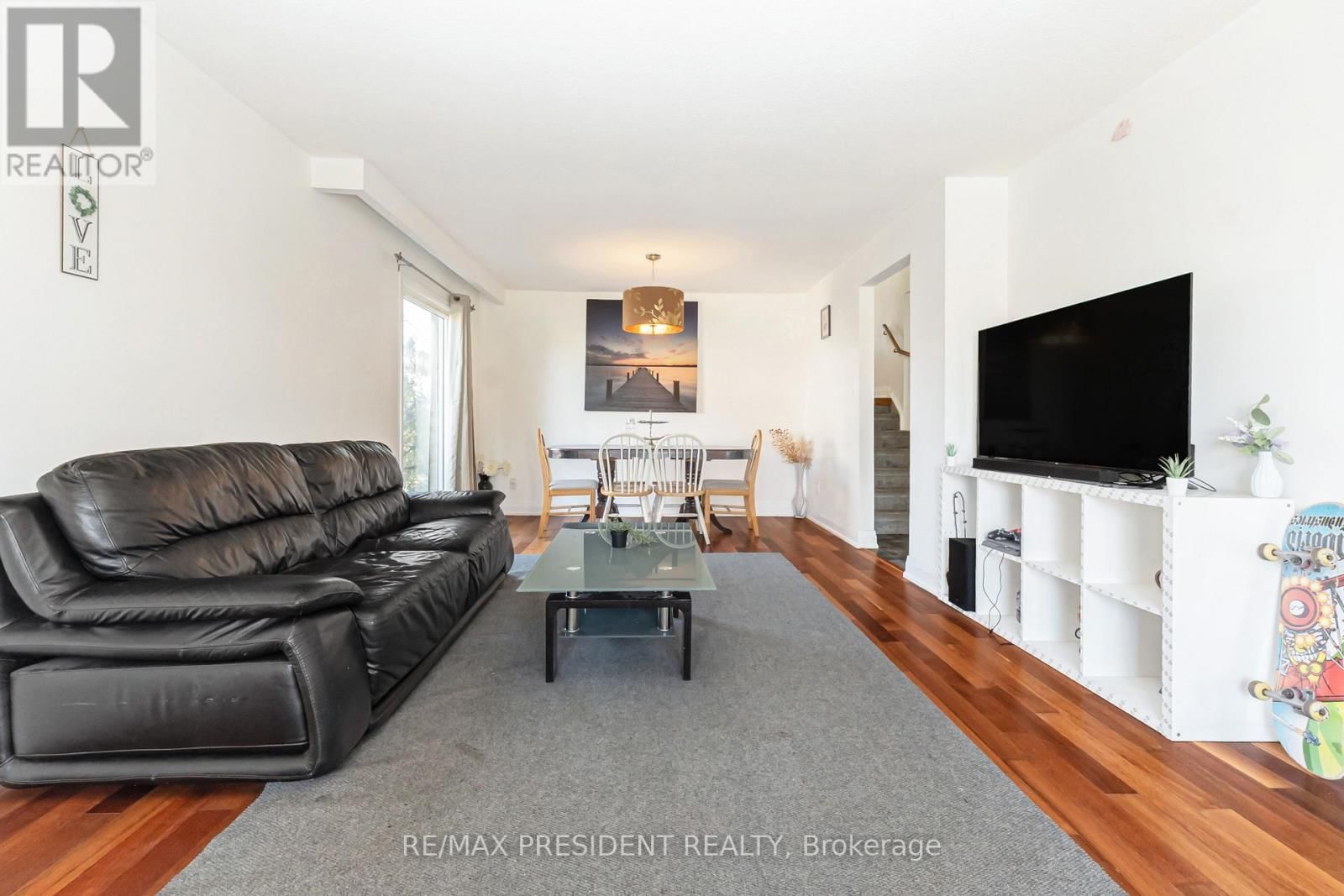 384 CENTRE STREET NORTH Image 8