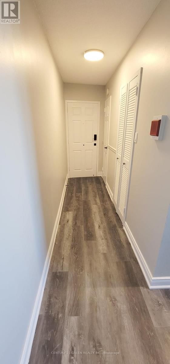 902 - 3065 QUEEN FREDERICA DRIVE Image 3