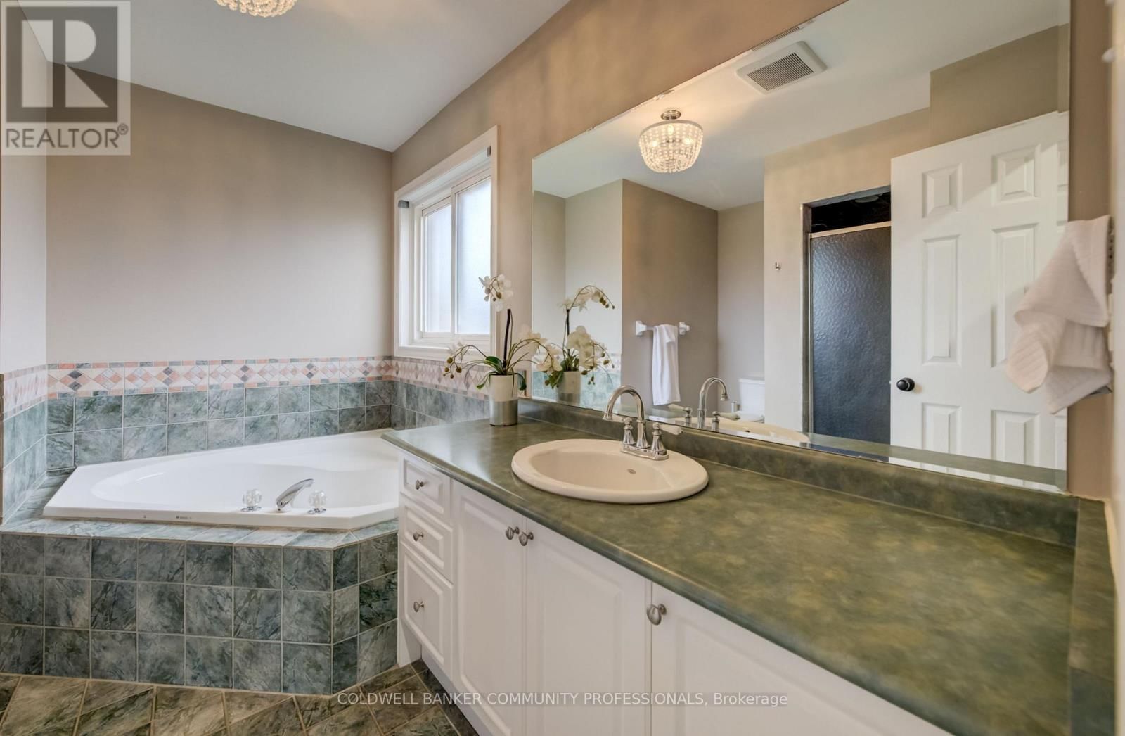 643 PHOEBE CRESCENT Image 32