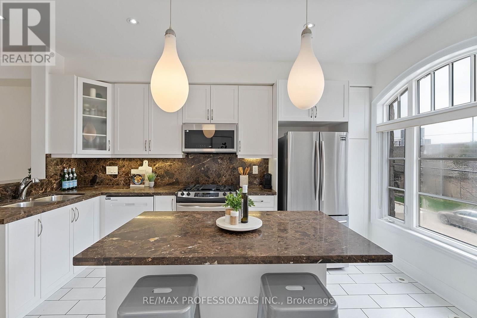 819B OXFORD STREET Image 21