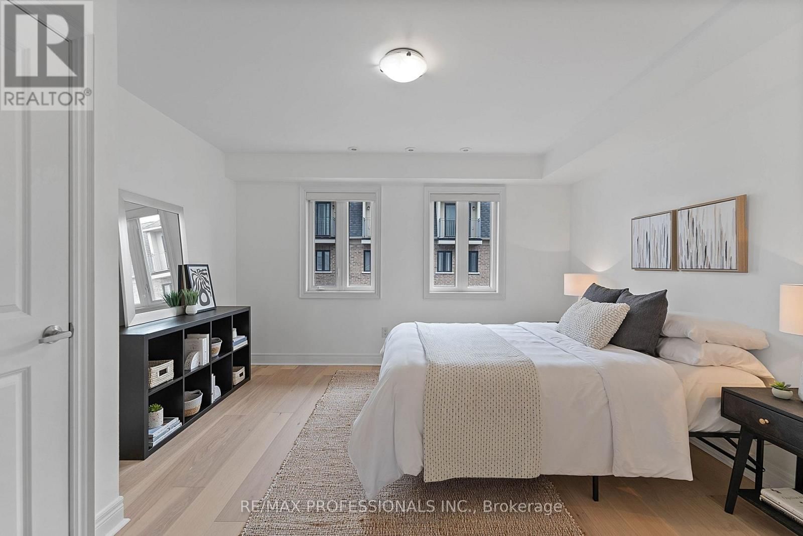 819B OXFORD STREET Image 29