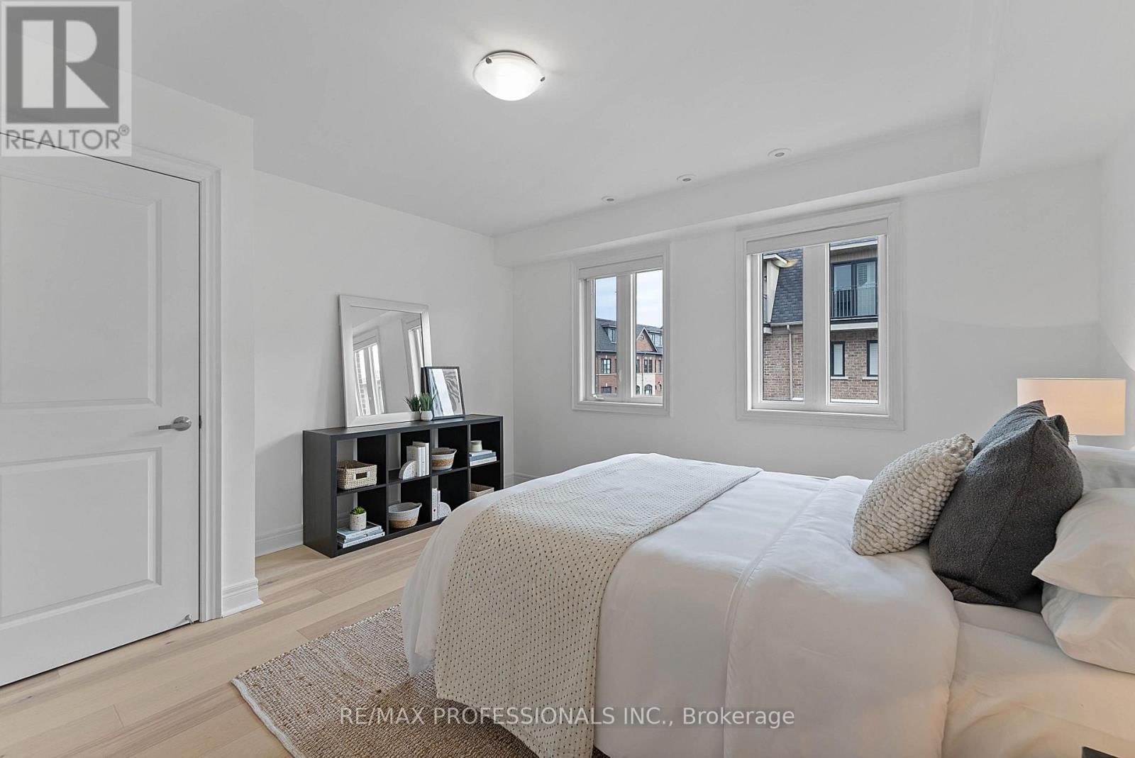 819B OXFORD STREET Image 30