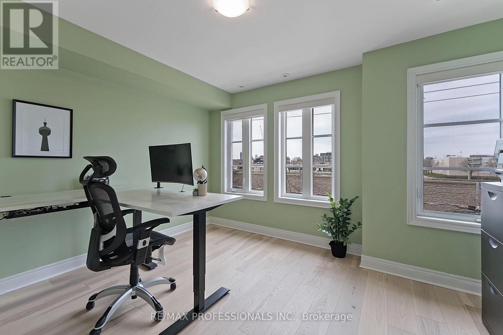 819B OXFORD STREET Image 32