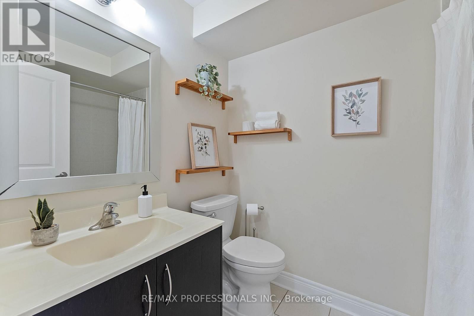 819B OXFORD STREET Image 35