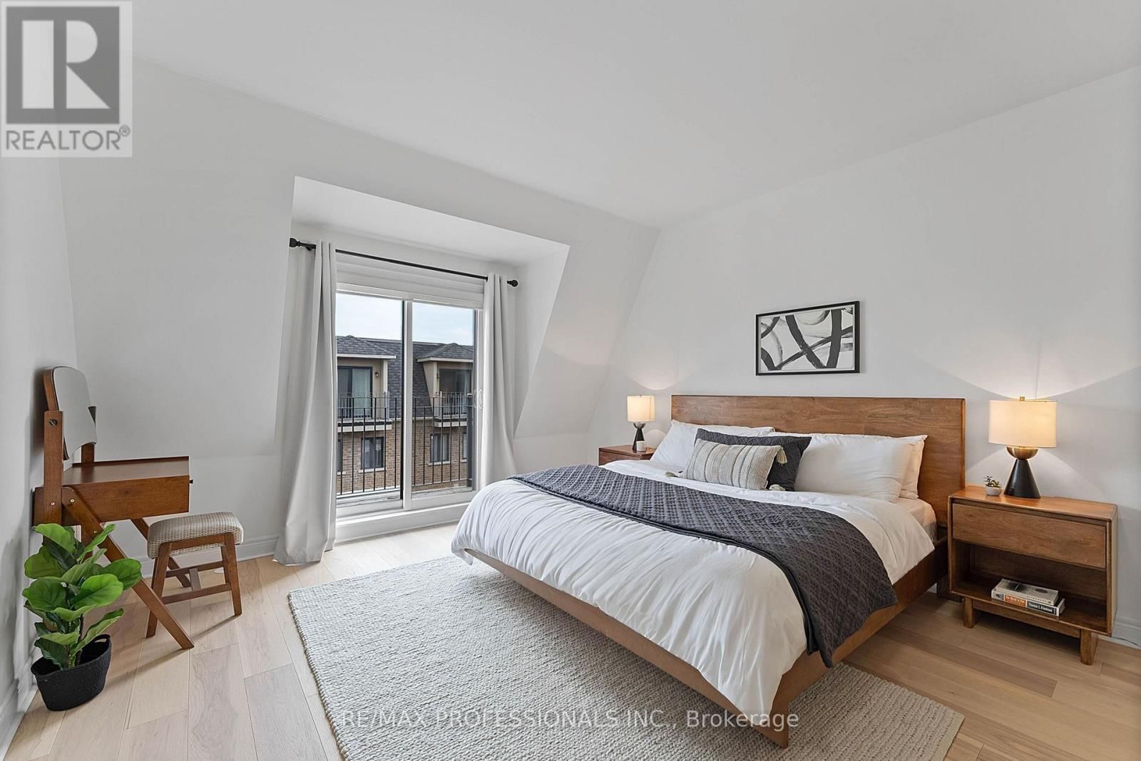 819B OXFORD STREET Image 38