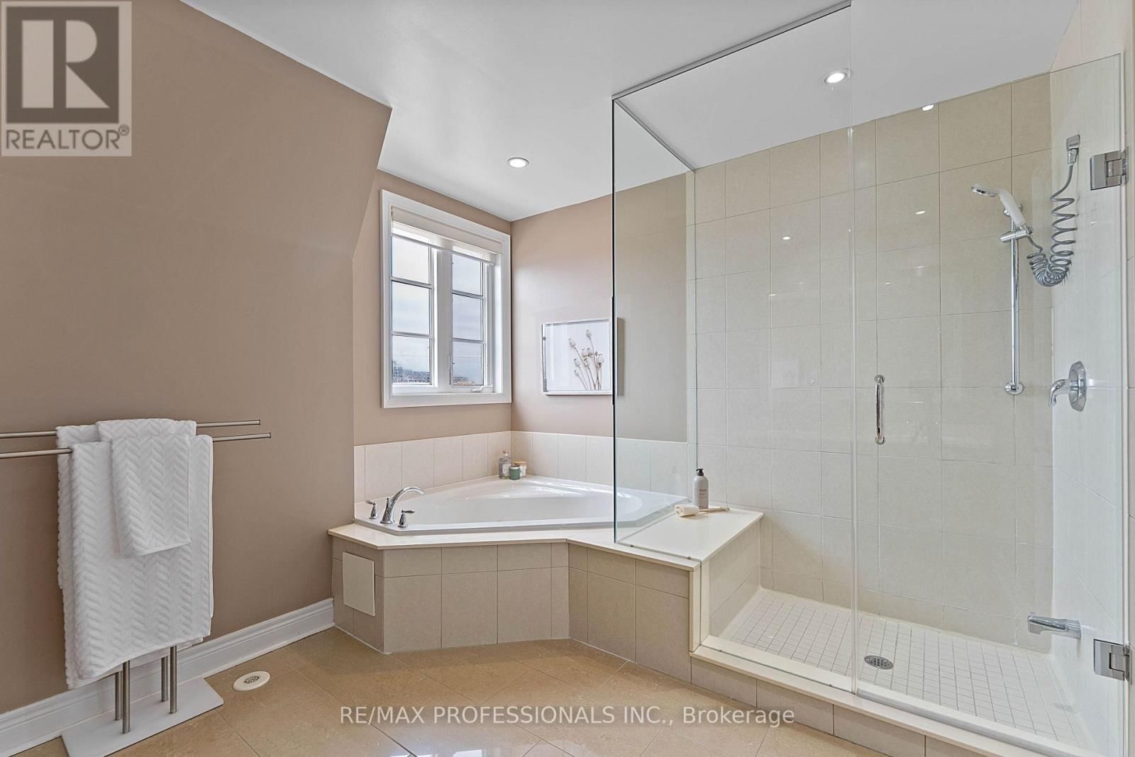 819B OXFORD STREET Image 44