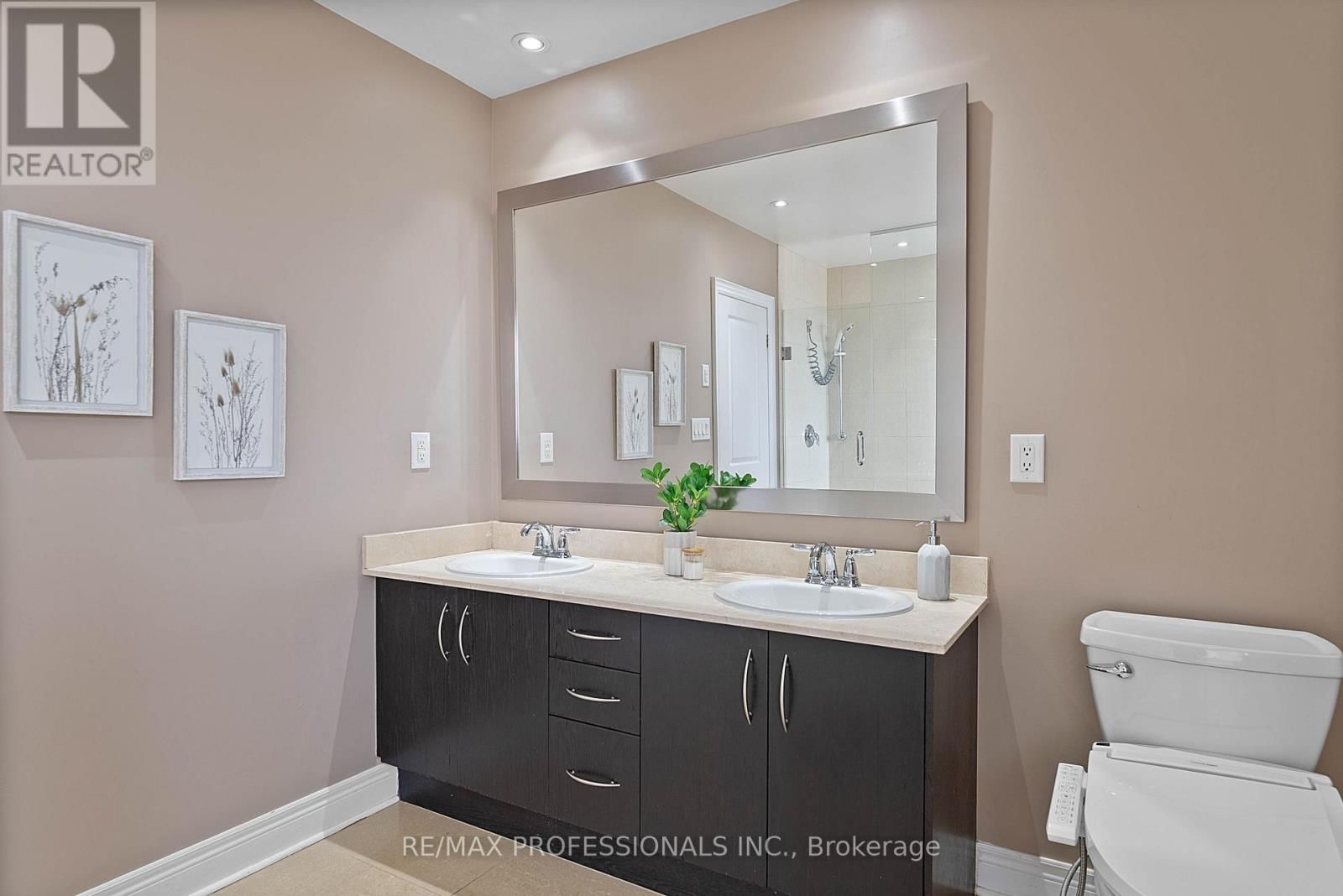 819B OXFORD STREET Image 45