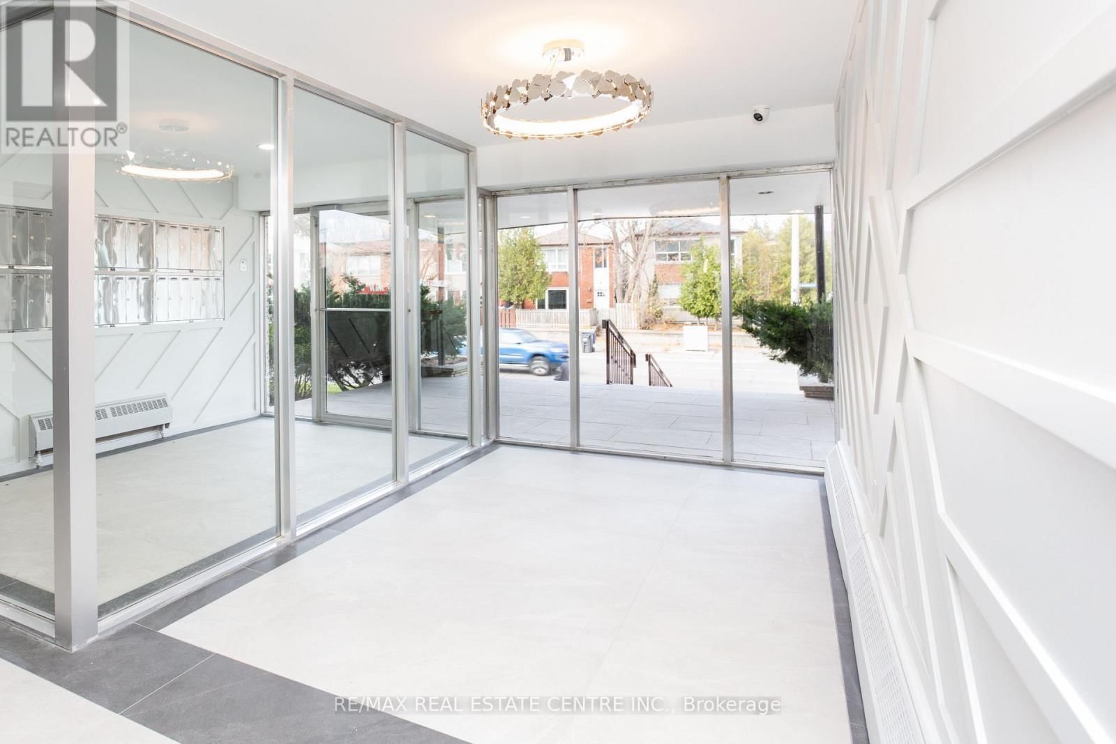 406 - 371 LAKESHORE ROAD WEST Image 2