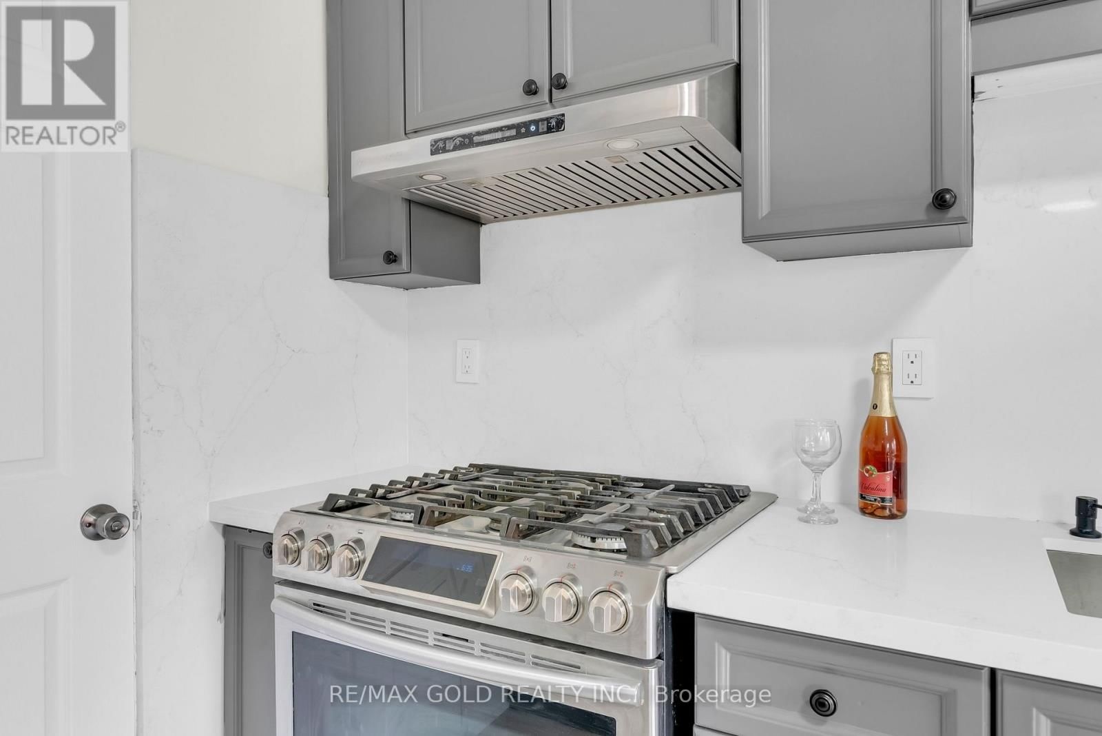 1645 GOWLING TERRACE Image 18