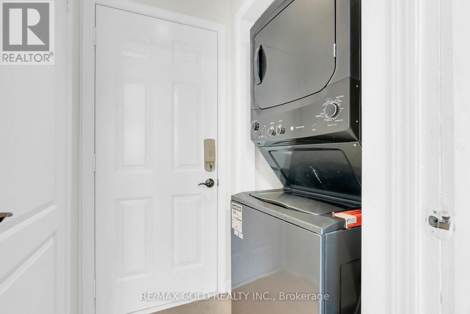 1645 GOWLING TERRACE Image 33