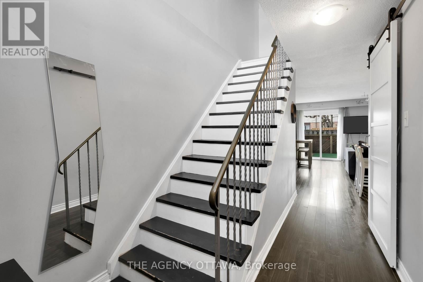 10 COLLINS CRESCENT Image 15