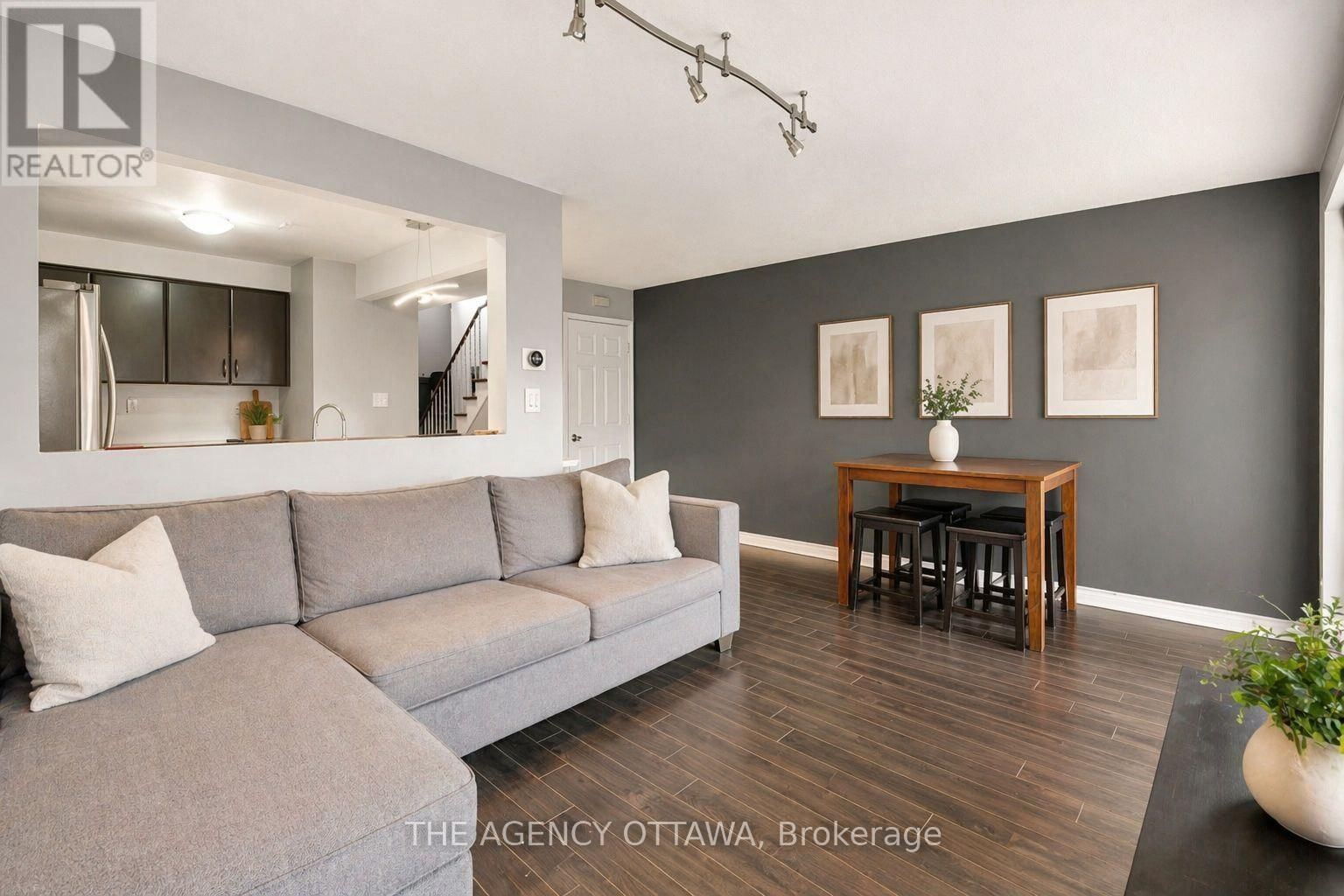 10 COLLINS CRESCENT Image 2