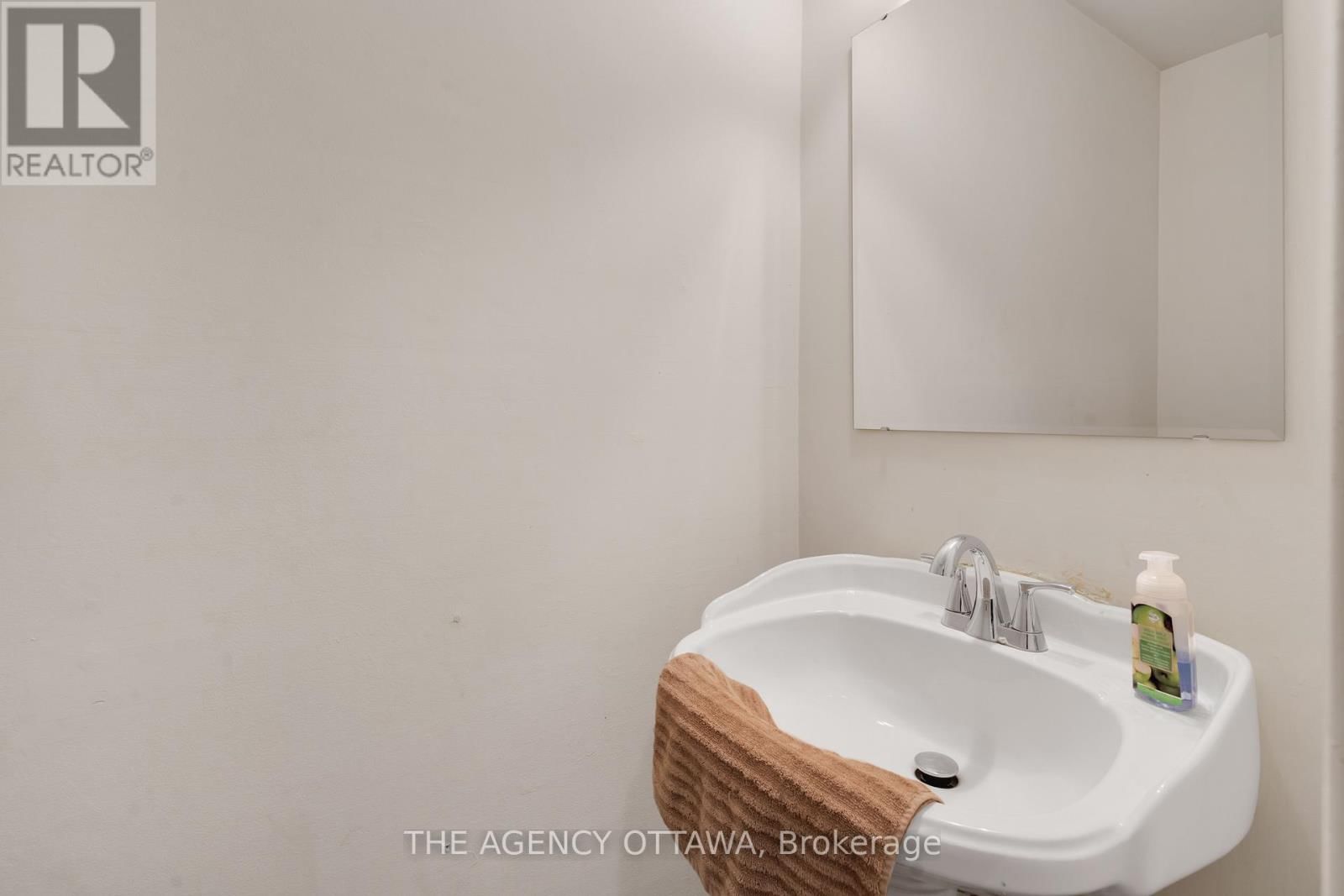 10 COLLINS CRESCENT Image 20