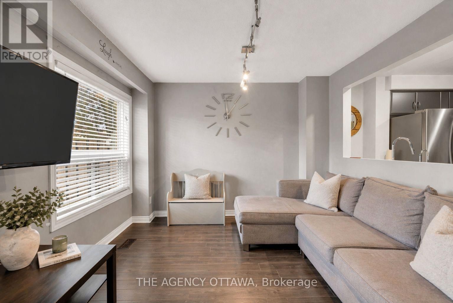 10 COLLINS CRESCENT Image 8