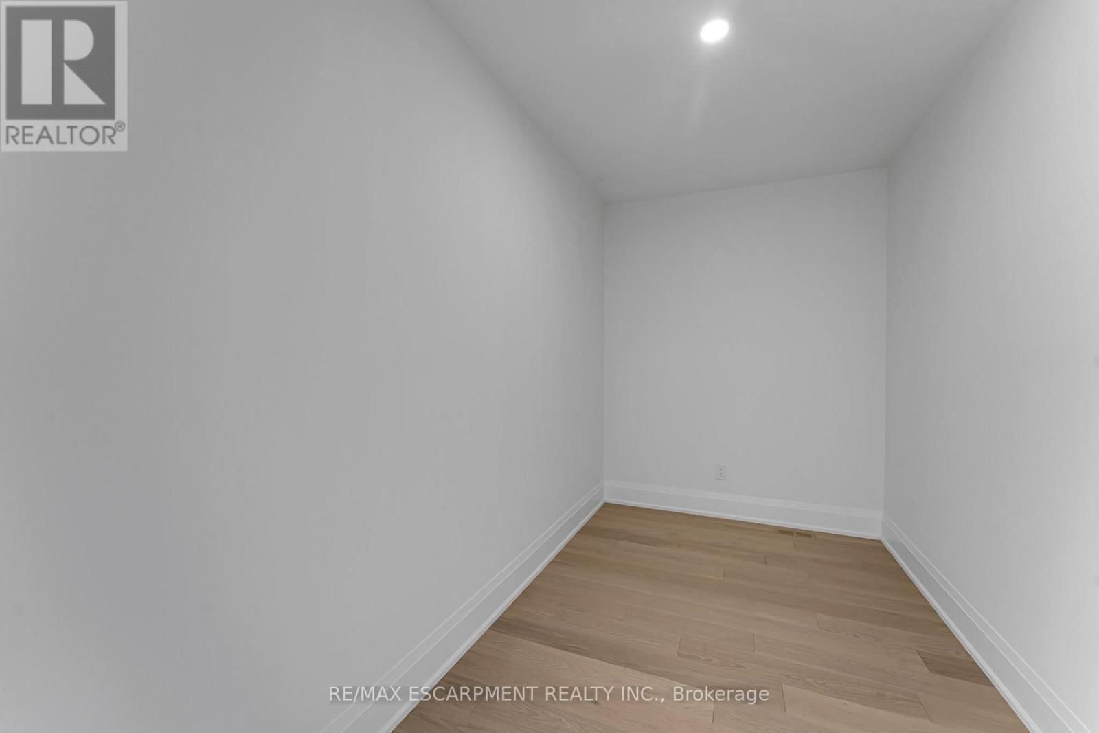 2350 EIGHTH LINE Image 33