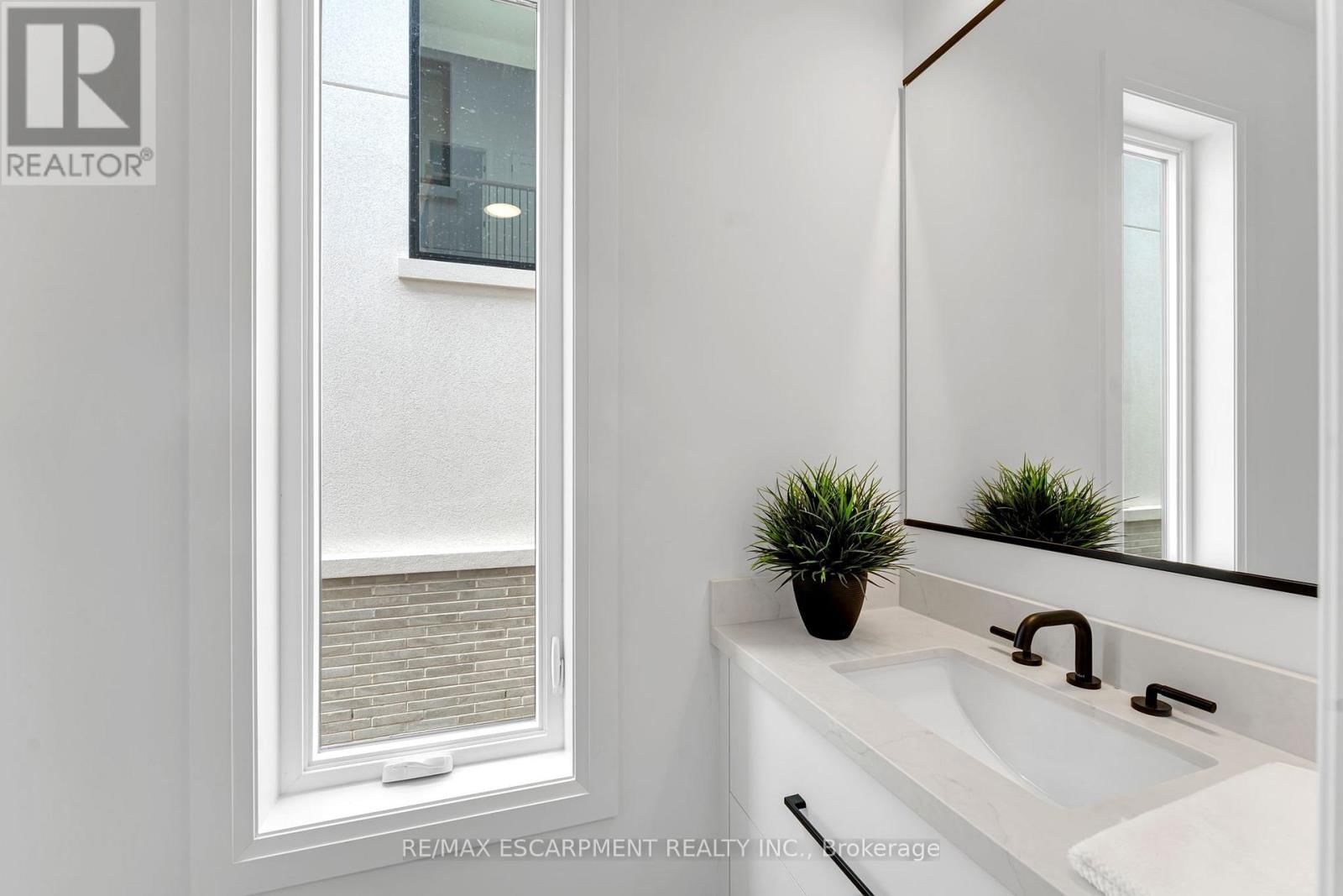 2350 EIGHTH LINE Image 4