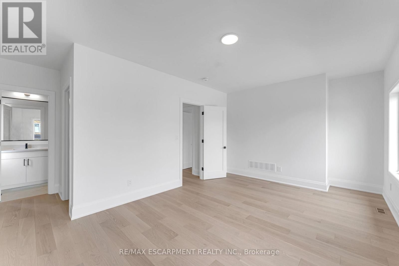 2350 EIGHTH LINE Image 44