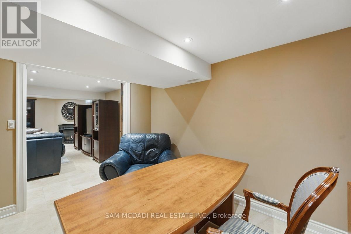 215 ANASTASIA TERRACE Image 33