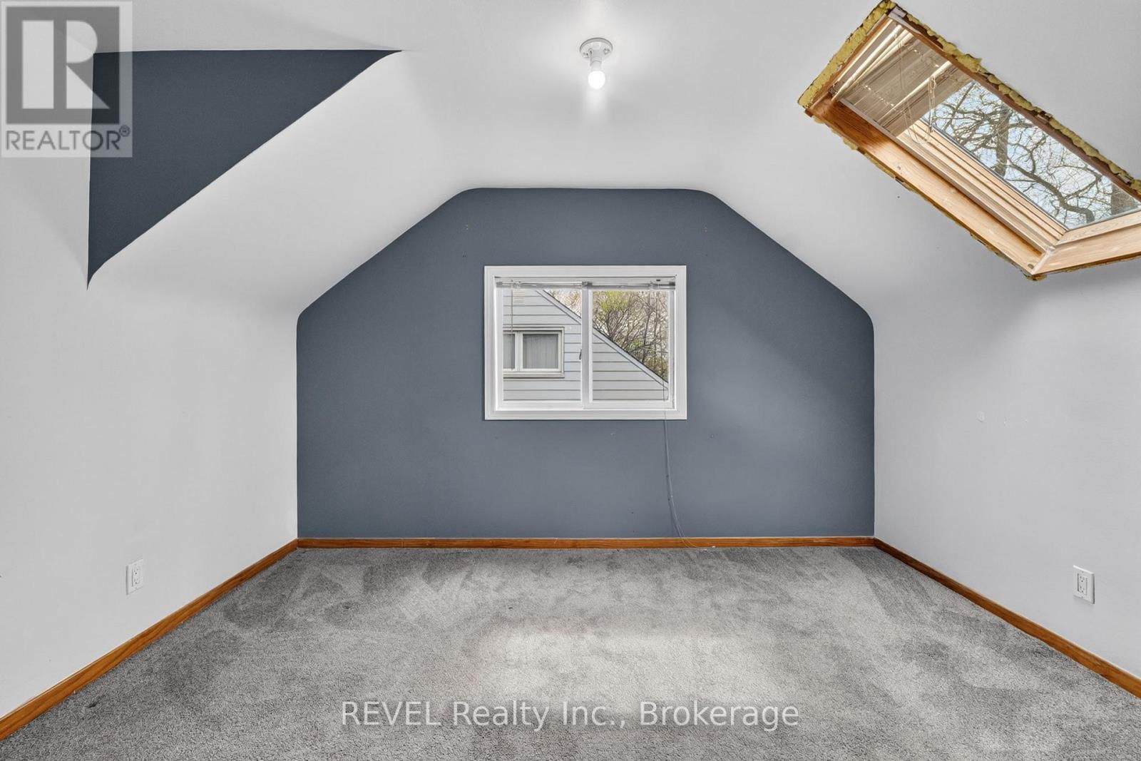 1367 ST MARYS CRESCENT Image 18