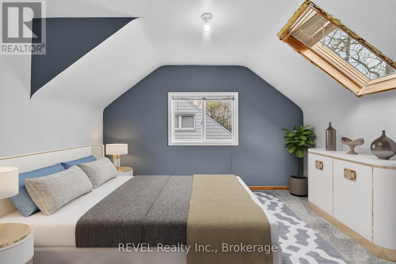 1367 ST MARYS CRESCENT Image 19