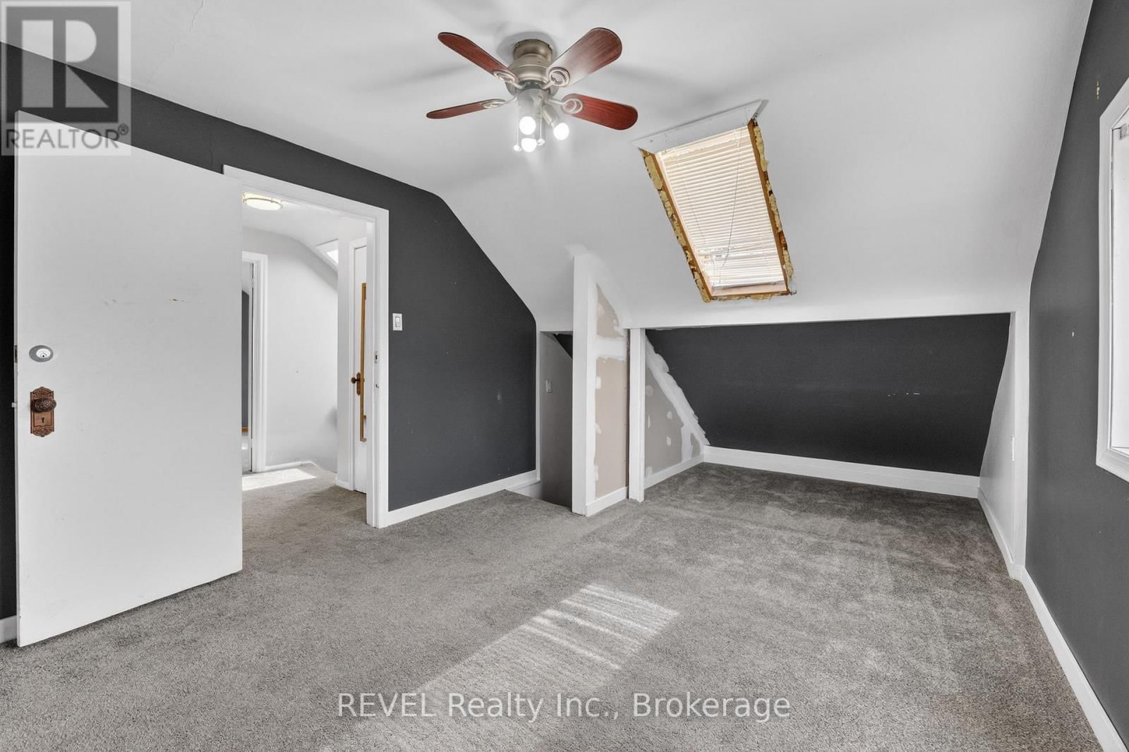 1367 ST MARYS CRESCENT Image 21