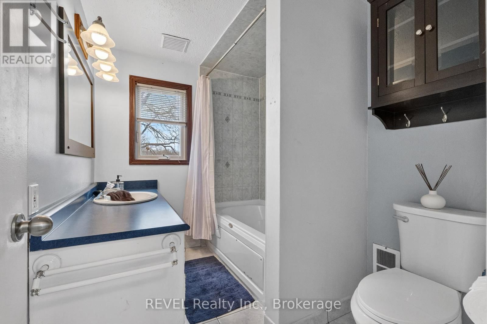 1367 ST MARYS CRESCENT Image 22