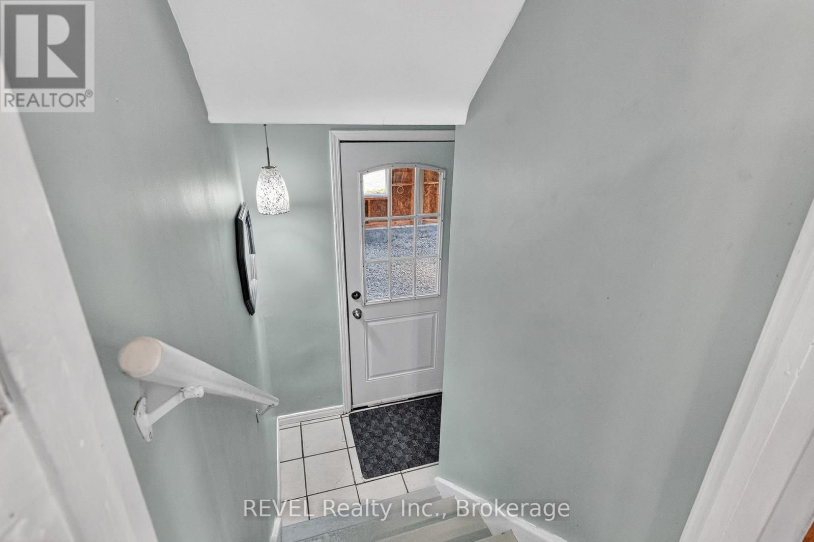 1367 ST MARYS CRESCENT Image 23