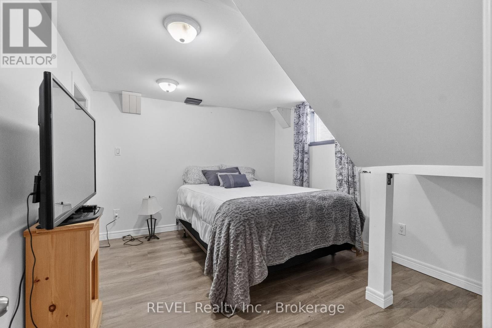 1367 ST MARYS CRESCENT Image 26