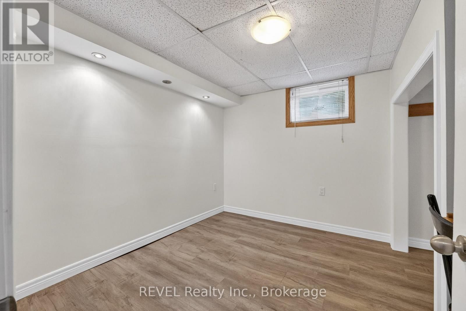 1367 ST MARYS CRESCENT Image 27