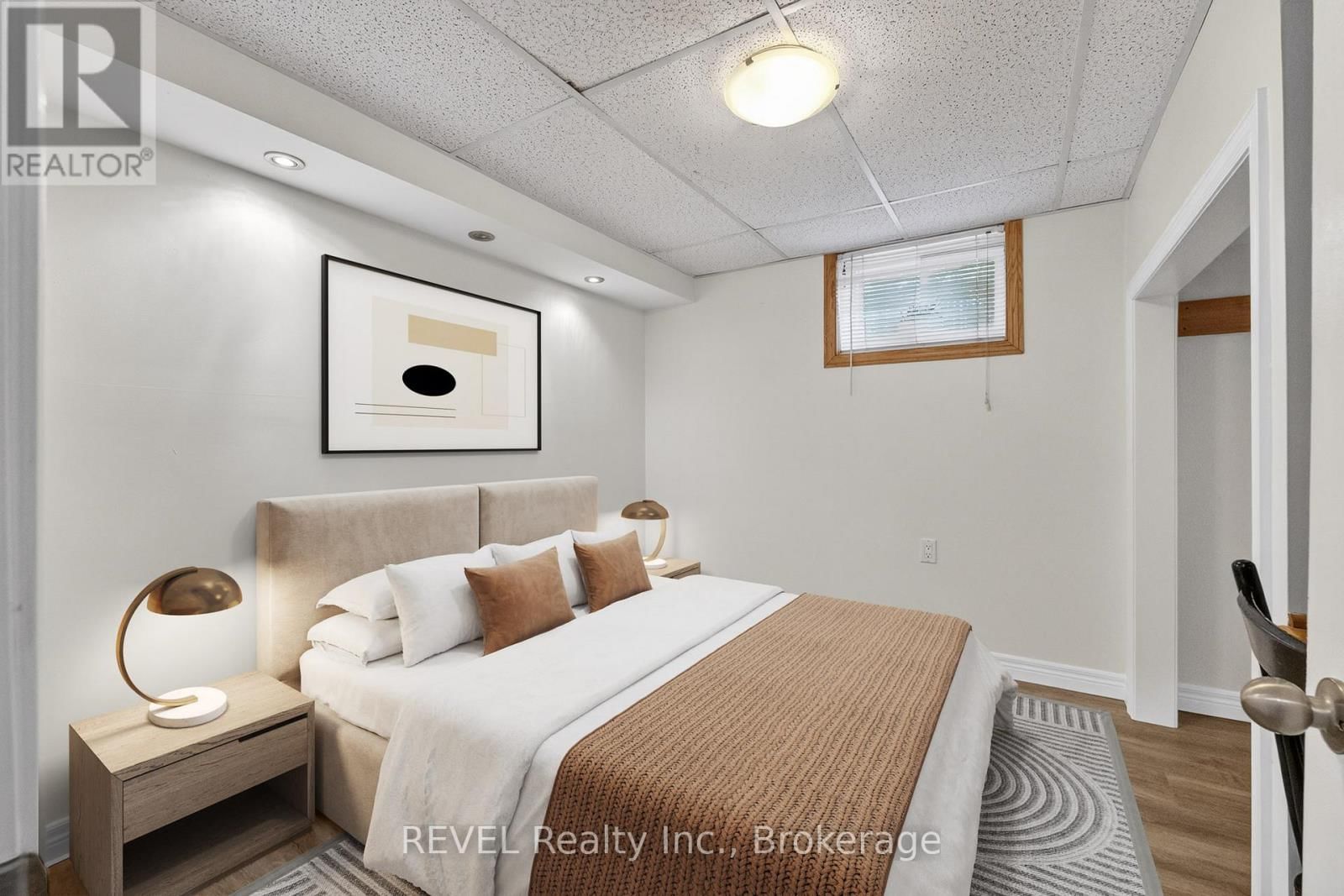 1367 ST MARYS CRESCENT Image 28