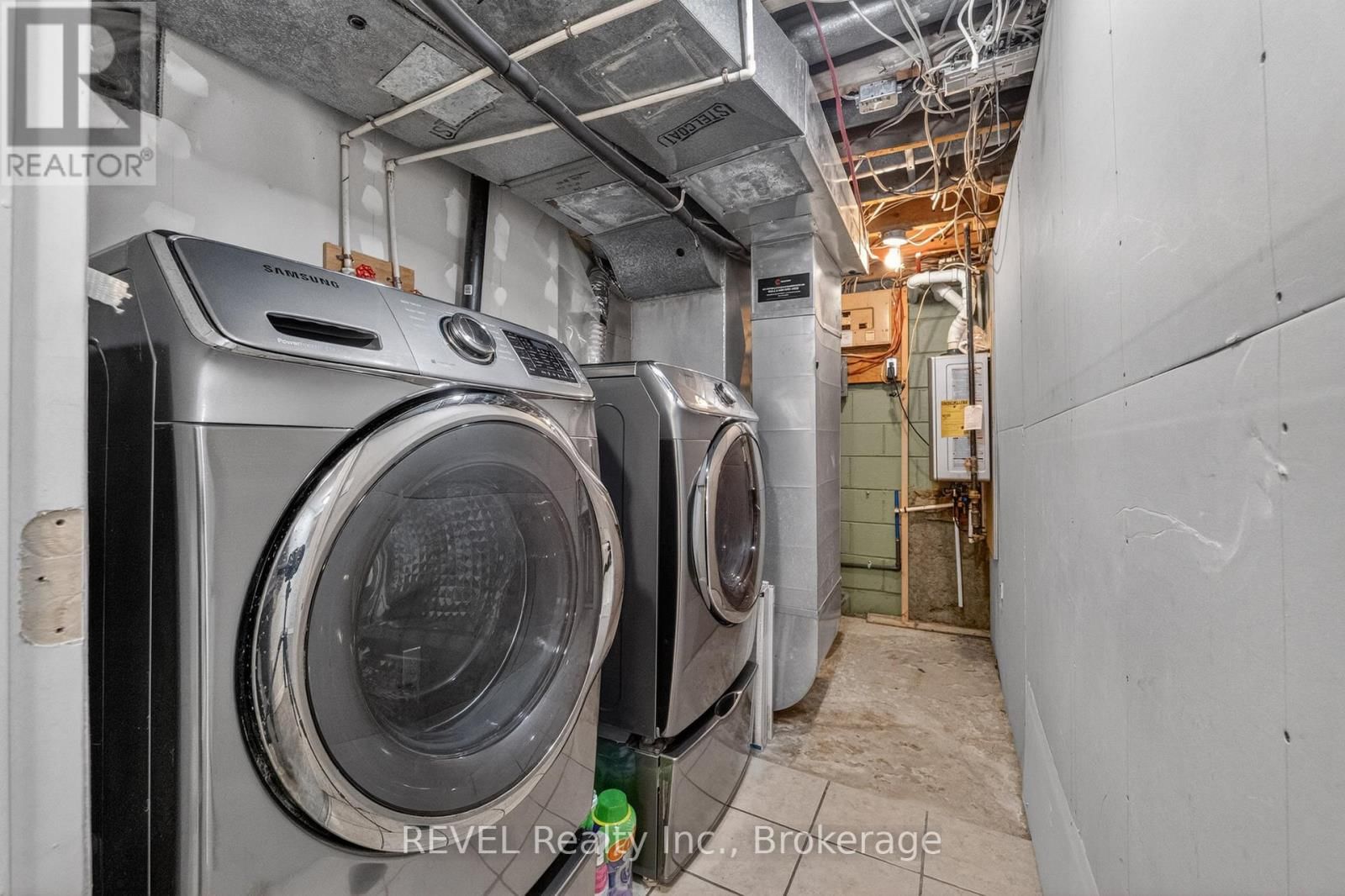 1367 ST MARYS CRESCENT Image 30