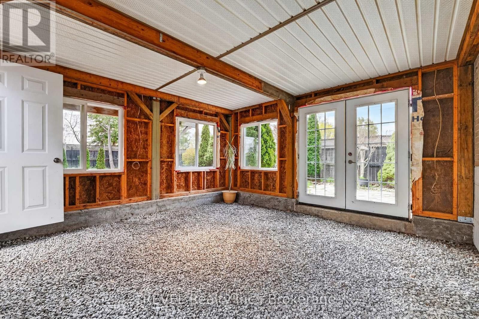 1367 ST MARYS CRESCENT Image 31