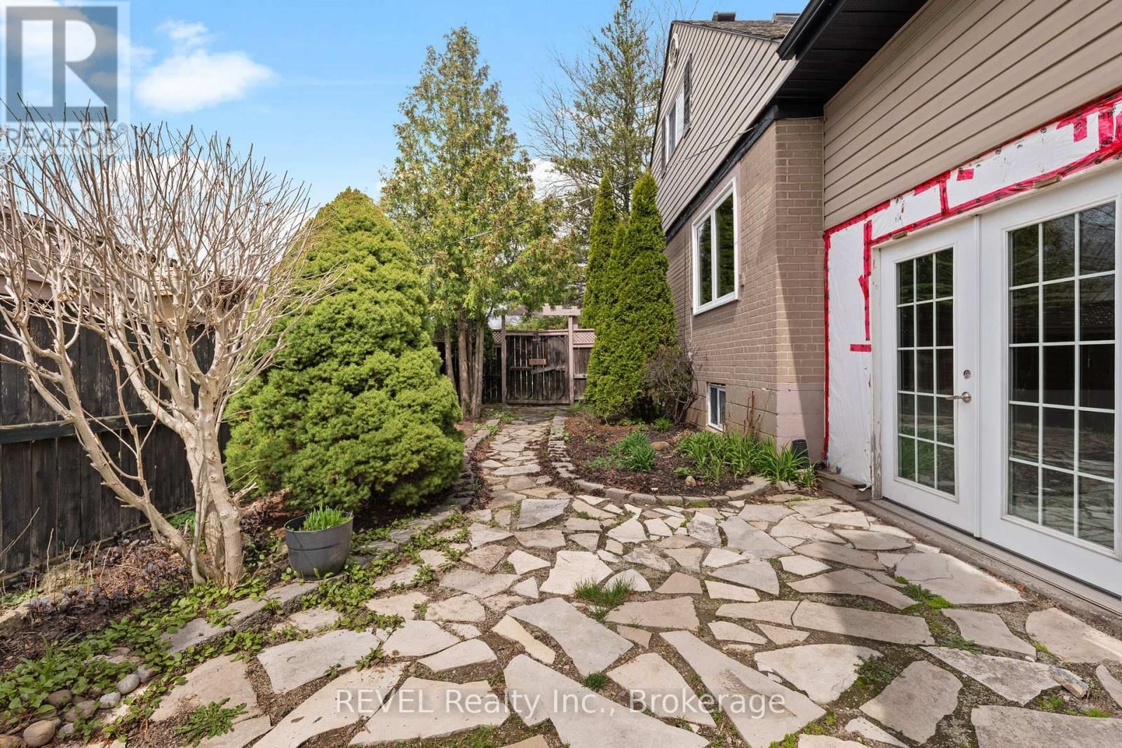 1367 ST MARYS CRESCENT Image 32