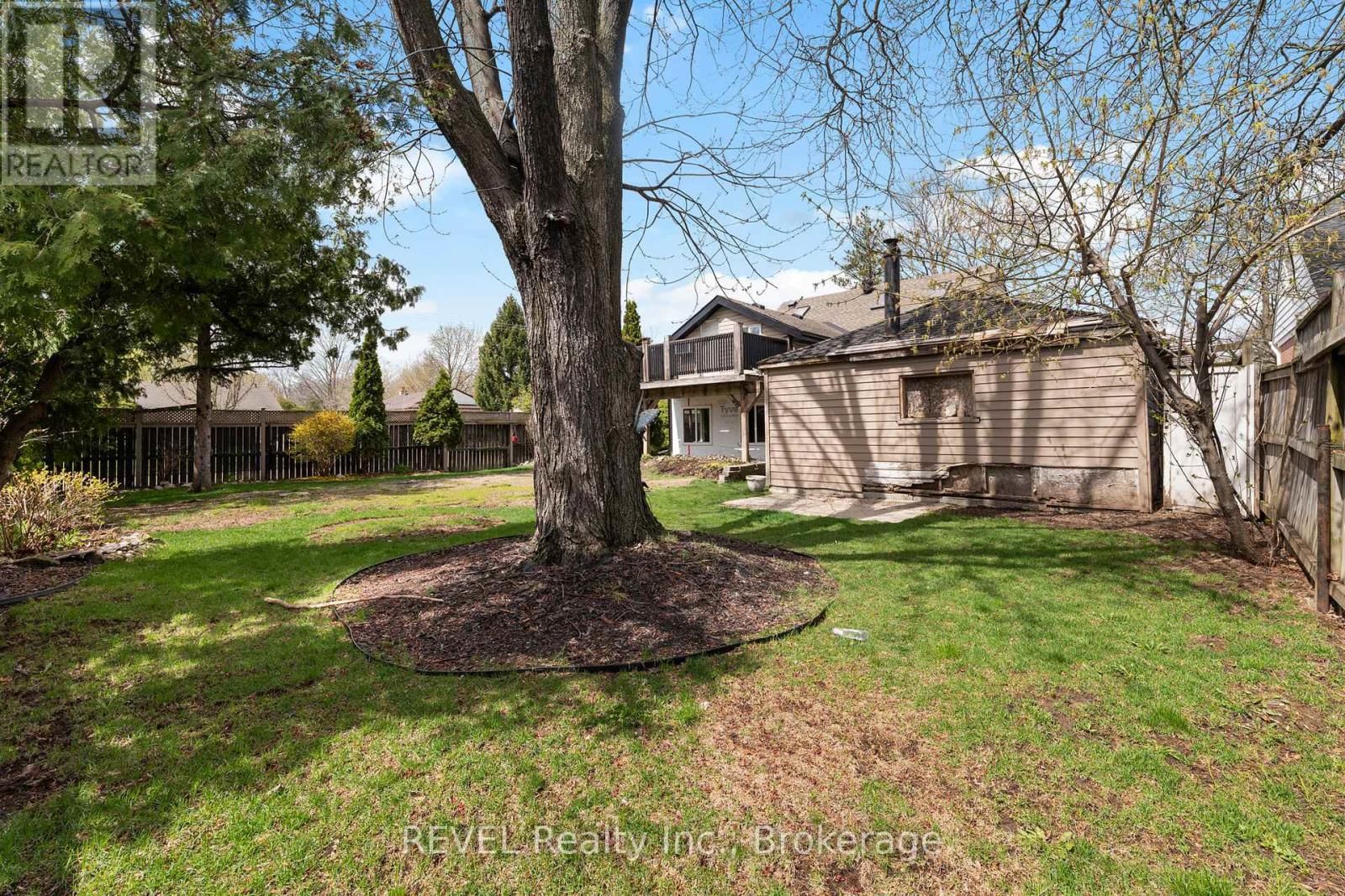 1367 ST MARYS CRESCENT Image 33