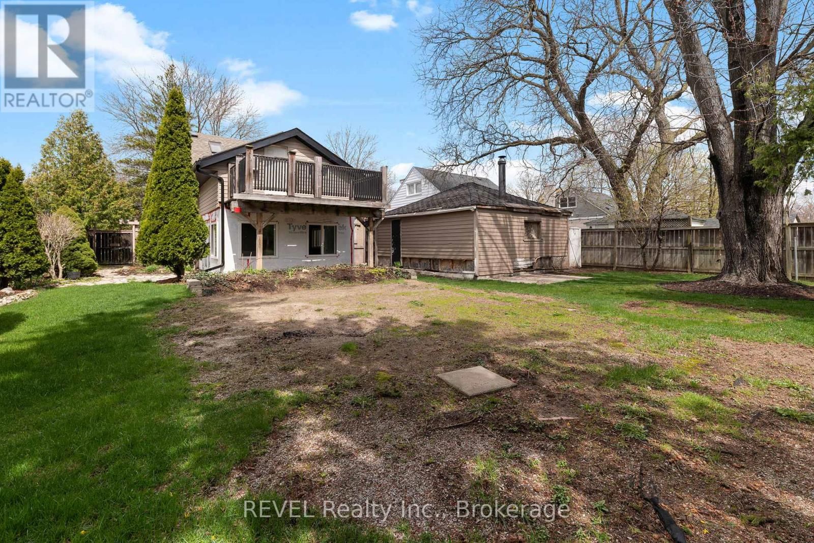 1367 ST MARYS CRESCENT Image 34