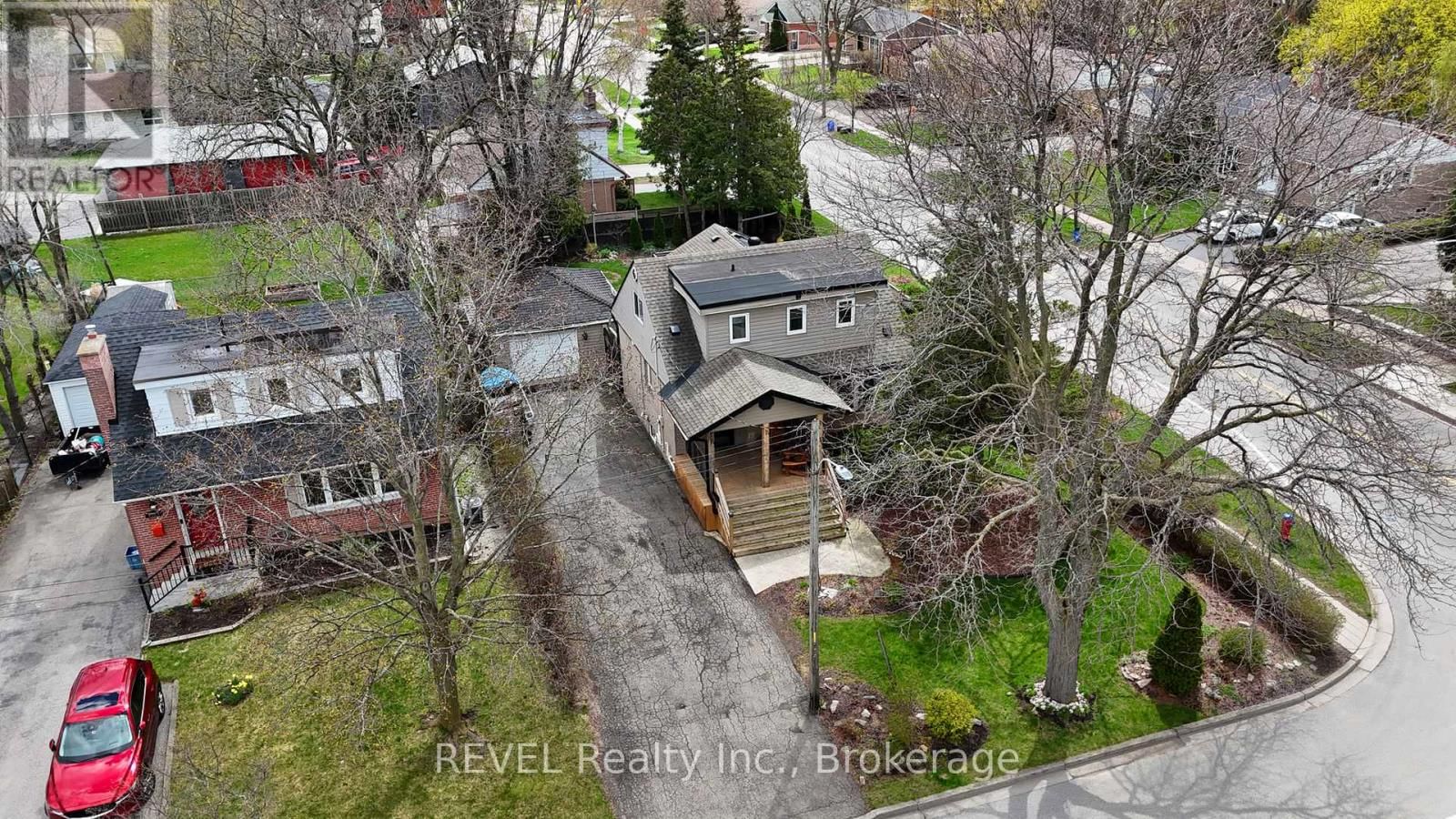 1367 ST MARYS CRESCENT Image 35