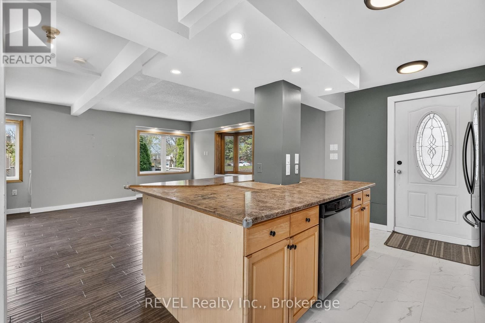 1367 ST MARYS CRESCENT Image 6