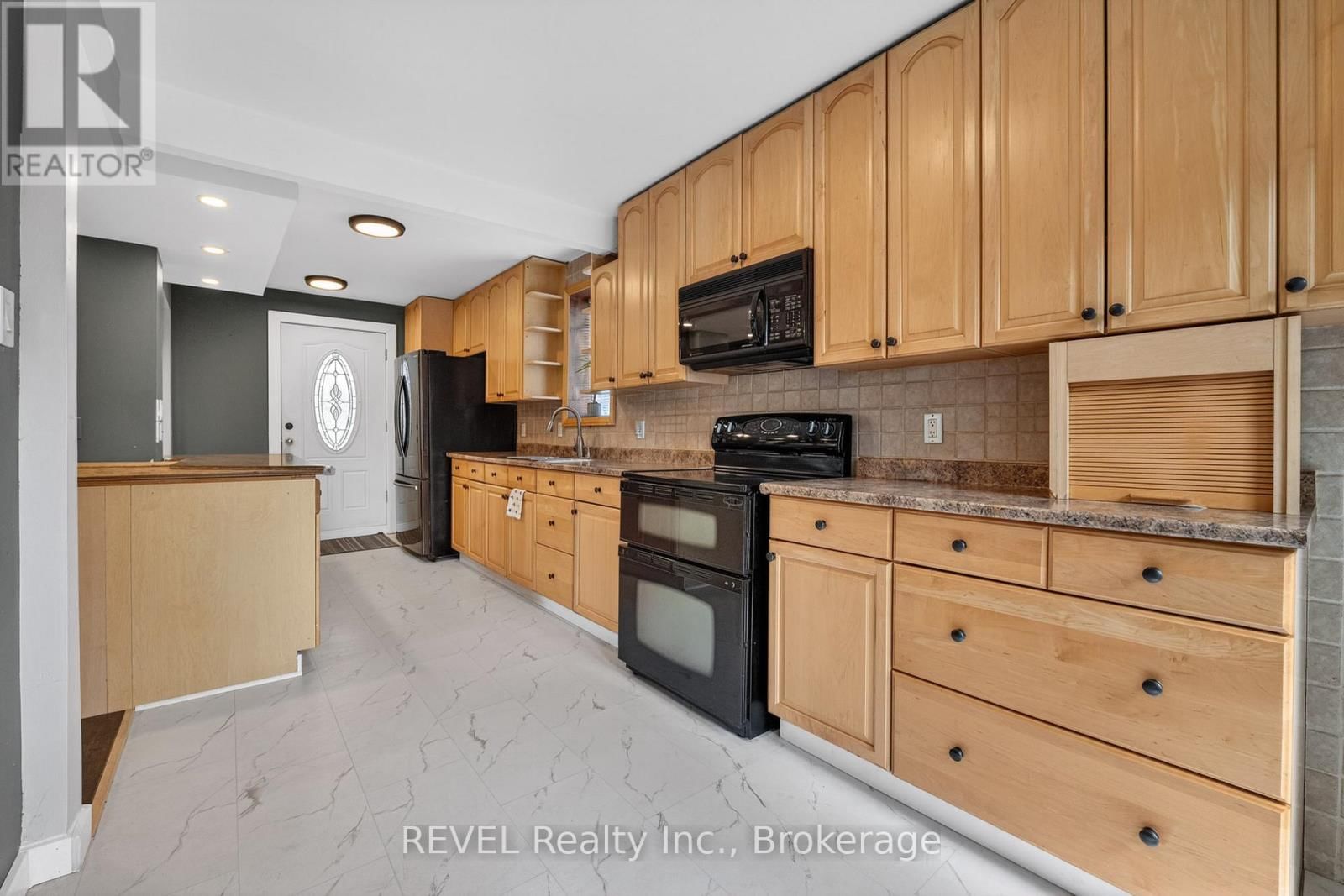 1367 ST MARYS CRESCENT Image 8