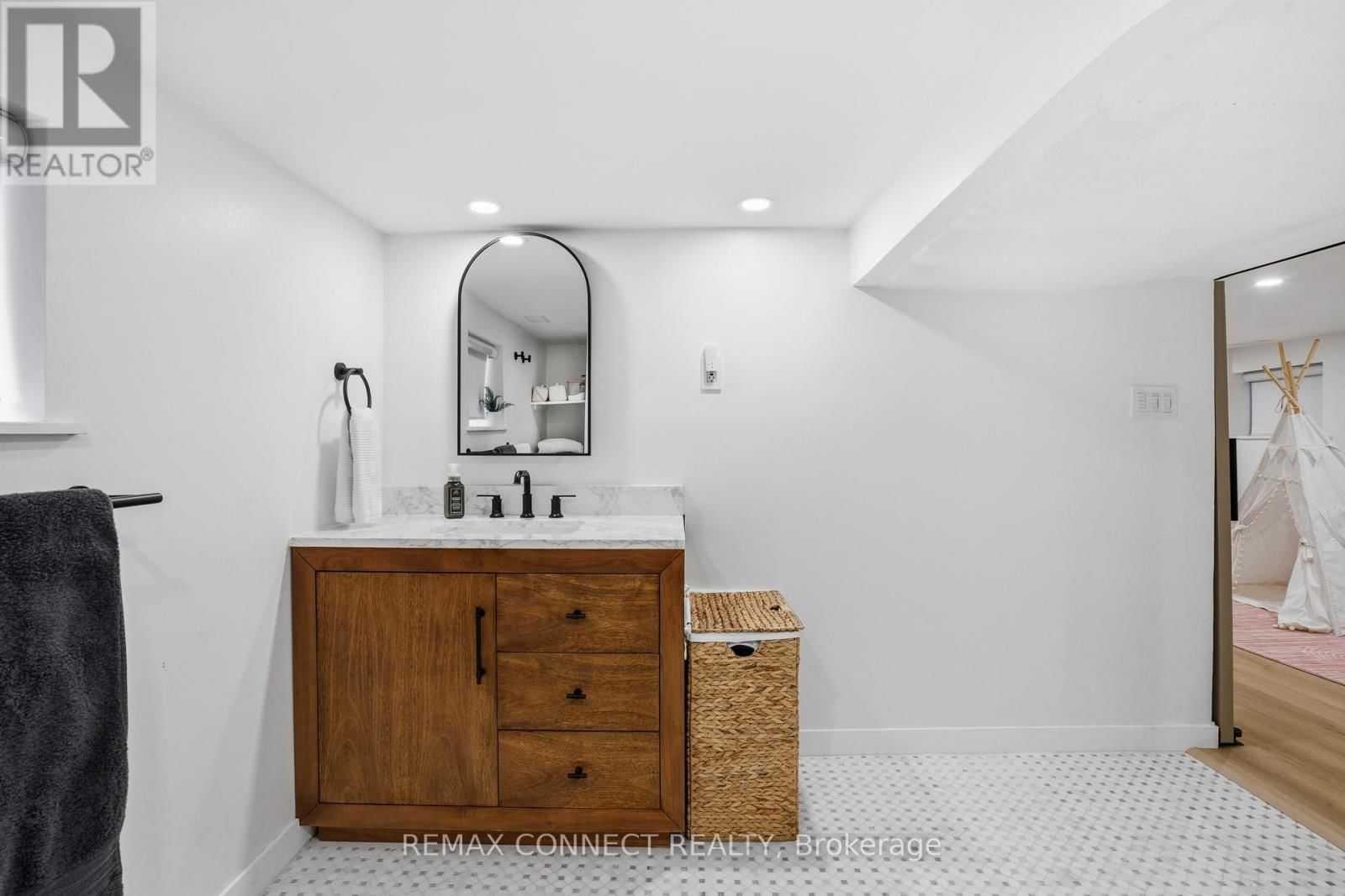 60 WOODBURY ROAD Image 40